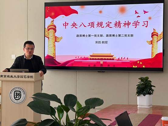 图片包含 室内, 桌子, 房间, 男人描述已自动生成